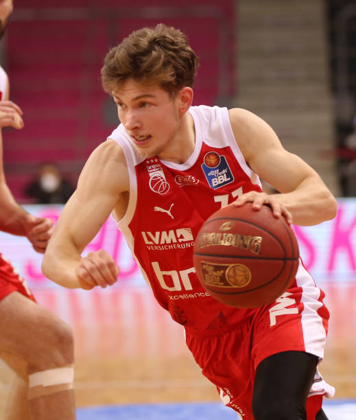 招时占据主 招时占据主